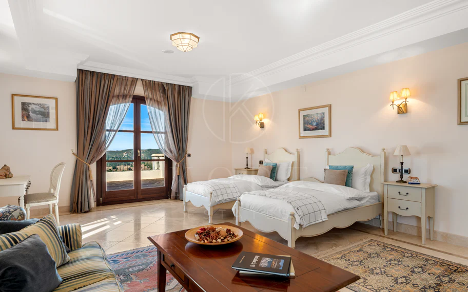 Elegante propiedad de lujo con vistas panorámicas al mar en Estepona