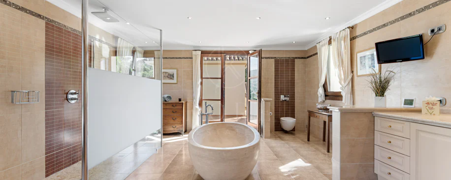 Elegant Luxury Estate with Panoramic Sea Views in Estepona