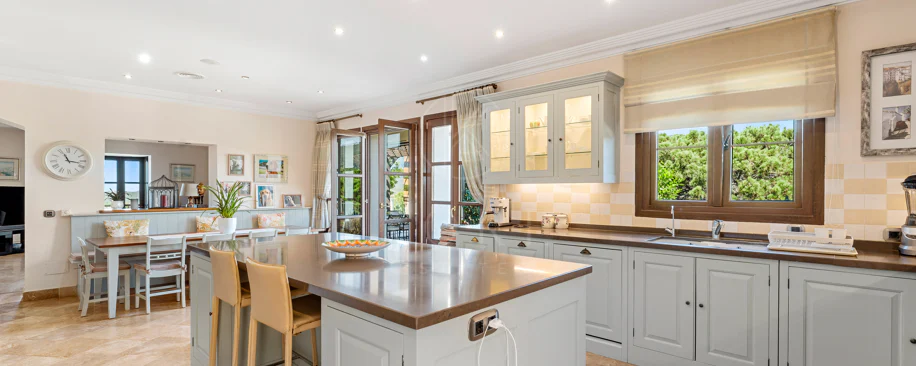 Elegant Luxury Estate with Panoramic Sea Views in Estepona