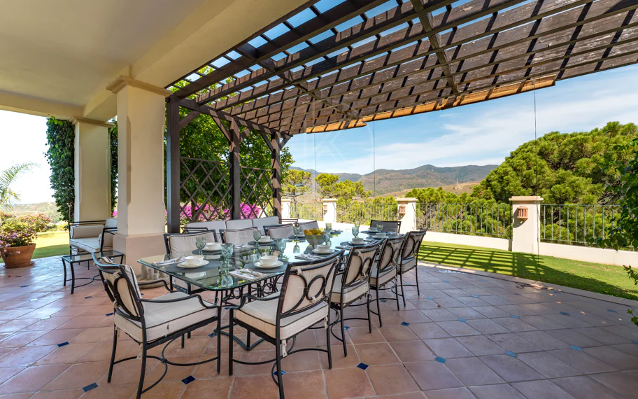 Elegante propiedad de lujo con vistas panorámicas al mar en Estepona