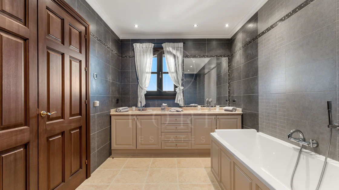 Elegant Luxury Estate with Panoramic Sea Views in Estepona