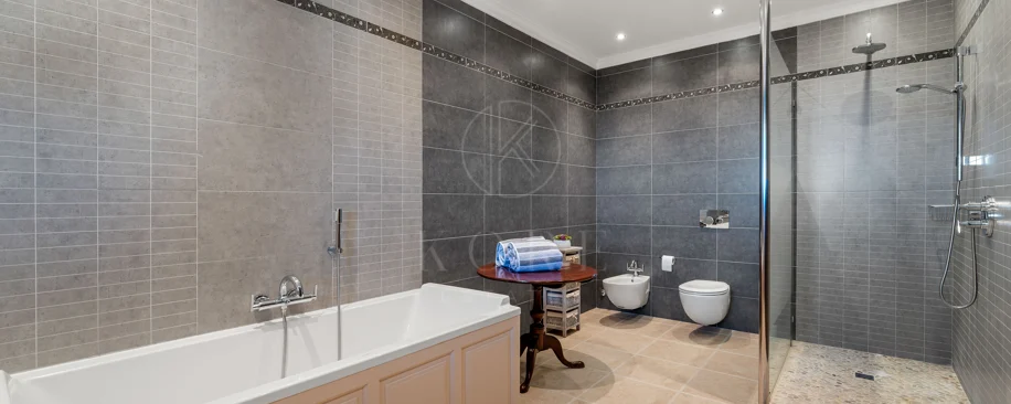 Elegant Luxury Estate with Panoramic Sea Views in Estepona