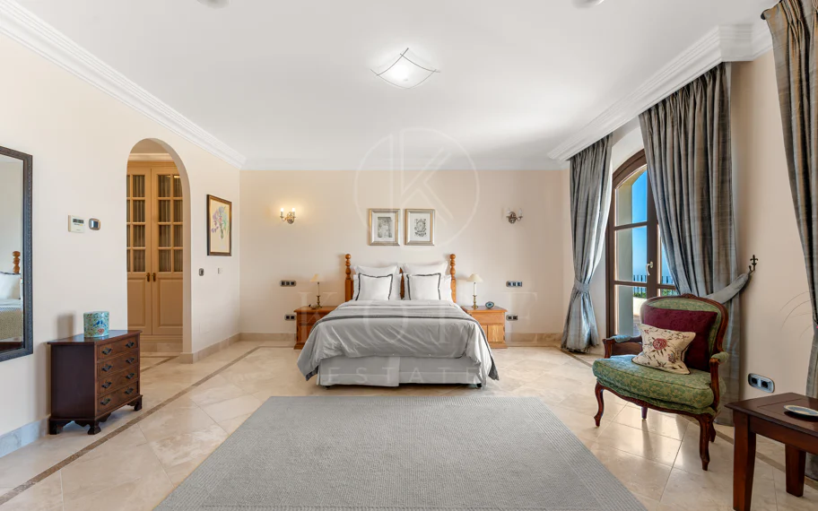 Elegante propiedad de lujo con vistas panorámicas al mar en Estepona