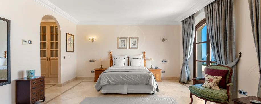 Elegant Luxury Estate with Panoramic Sea Views in Estepona