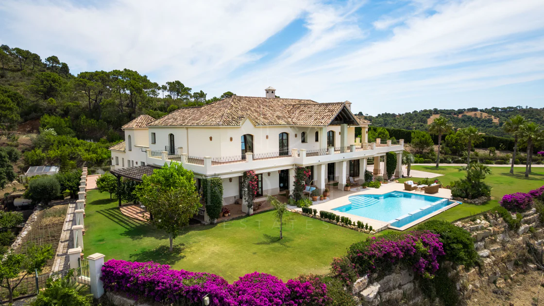 Elegant Luxury Estate with Panoramic Sea Views in Estepona