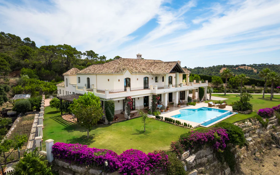 Elegante propiedad de lujo con vistas panorámicas al mar en Estepona