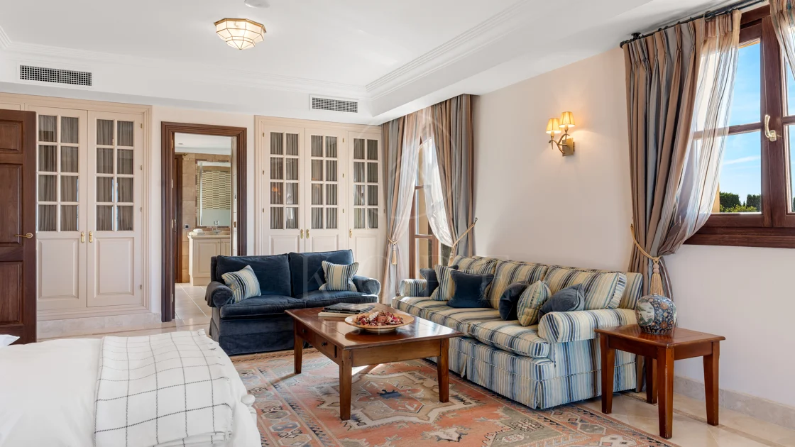 Elegant Luxury Estate with Panoramic Sea Views in Estepona