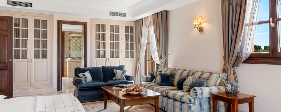 Elegant Luxury Estate with Panoramic Sea Views in Estepona