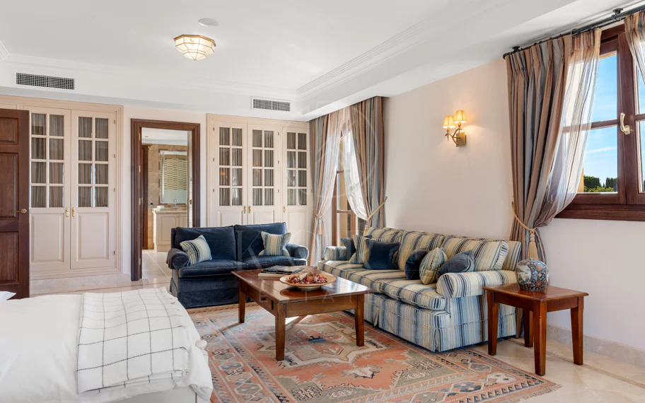 Elegante propiedad de lujo con vistas panorámicas al mar en Estepona