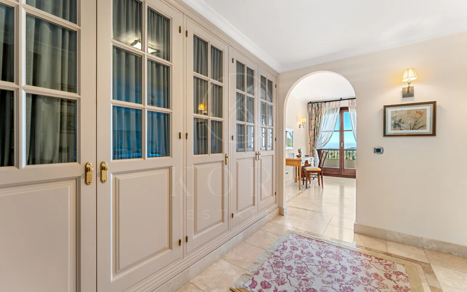 Elegante propiedad de lujo con vistas panorámicas al mar en Estepona