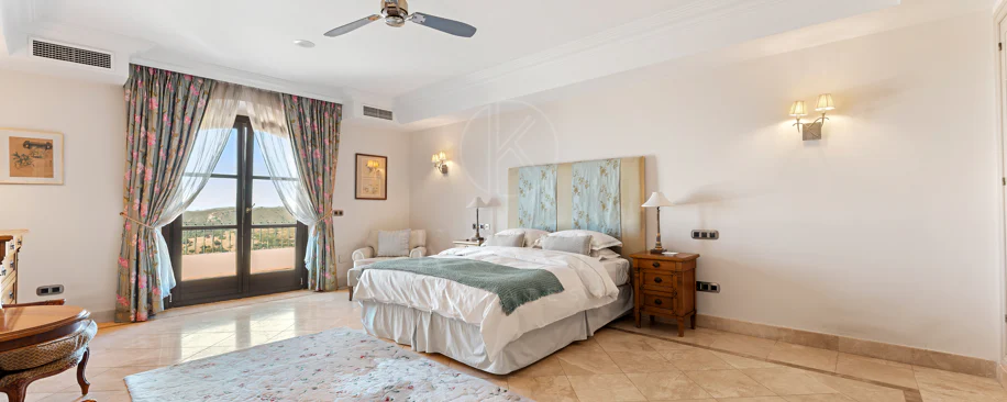Elegant Luxury Estate with Panoramic Sea Views in Estepona