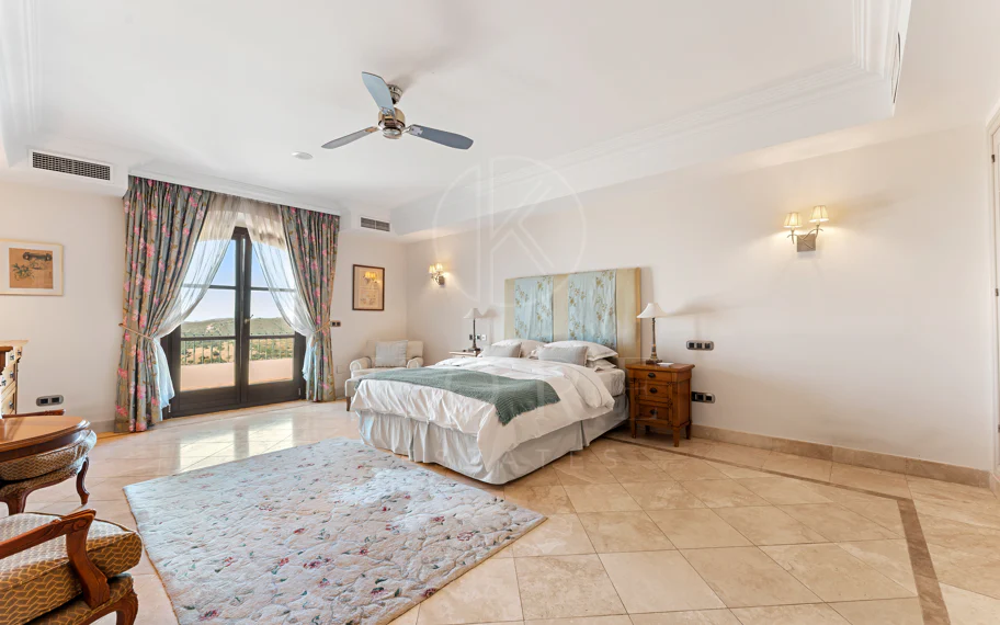 Elegante propiedad de lujo con vistas panorámicas al mar en Estepona