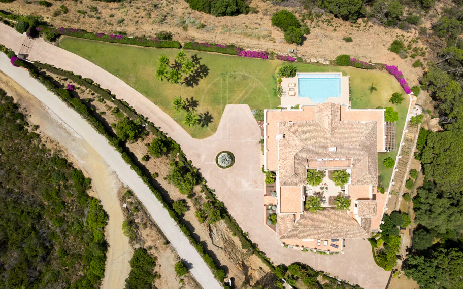 Elegante propiedad de lujo con vistas panorámicas al mar en Estepona