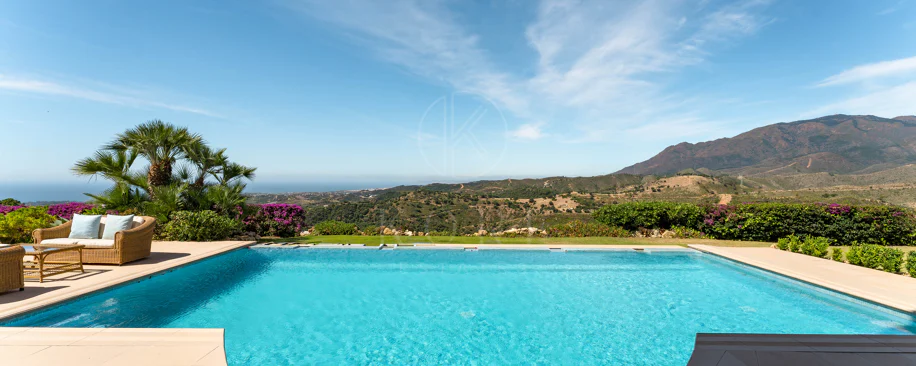 Elegant Luxury Estate with Panoramic Sea Views in Estepona