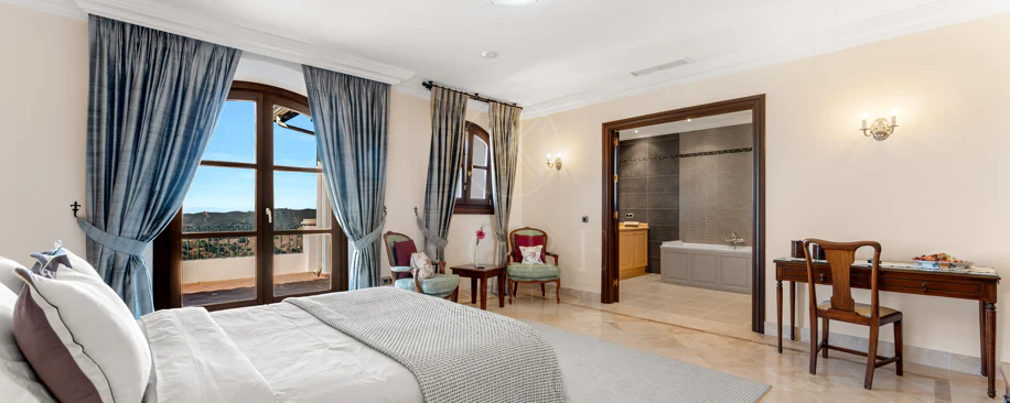 Elegant Luxury Estate with Panoramic Sea Views in Estepona