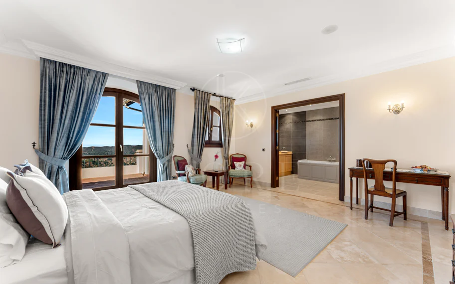 Elegante propiedad de lujo con vistas panorámicas al mar en Estepona