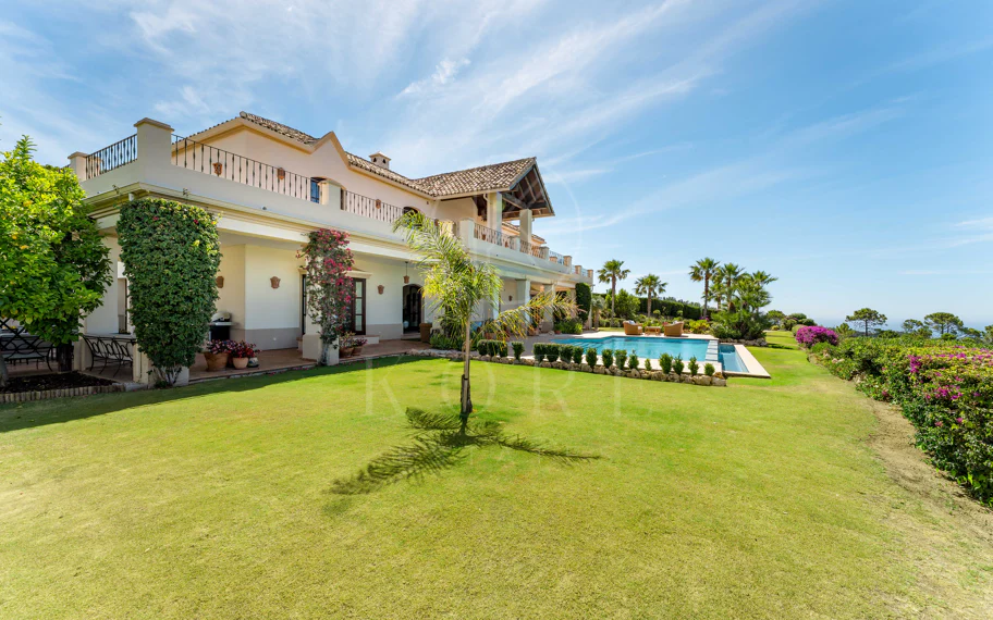 Elegante propiedad de lujo con vistas panorámicas al mar en Estepona