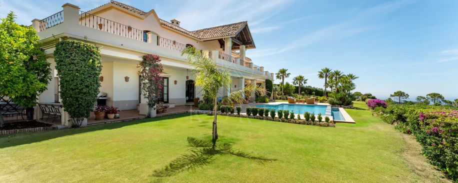 Elegant Luxury Estate with Panoramic Sea Views in Estepona