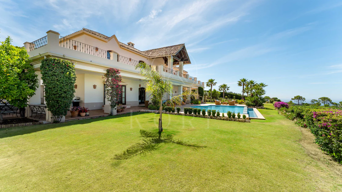 Elegant Luxury Estate with Panoramic Sea Views in Estepona