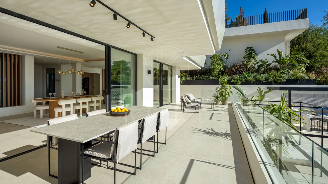 Turnkey Contemporary Villa with Sea Views in Marbella East