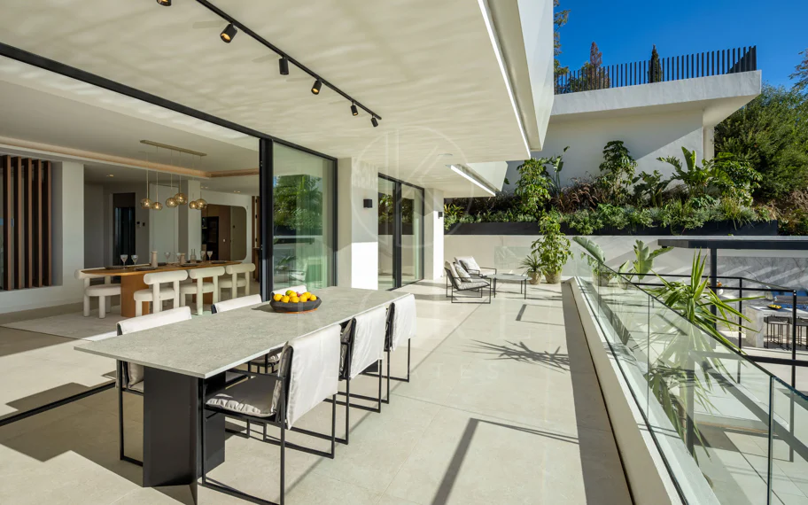 Villa contemporánea llave en mano con vistas al mar en Marbella Este