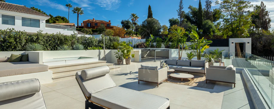 Turnkey Contemporary Villa with Sea Views in Marbella East