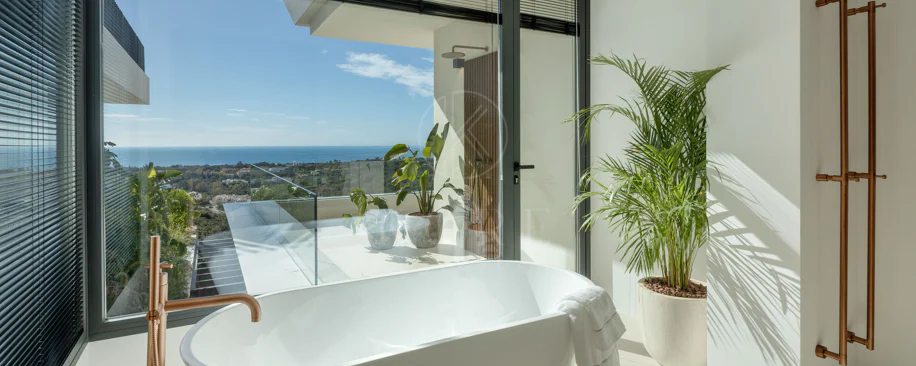 Turnkey Contemporary Villa with Sea Views in Marbella East