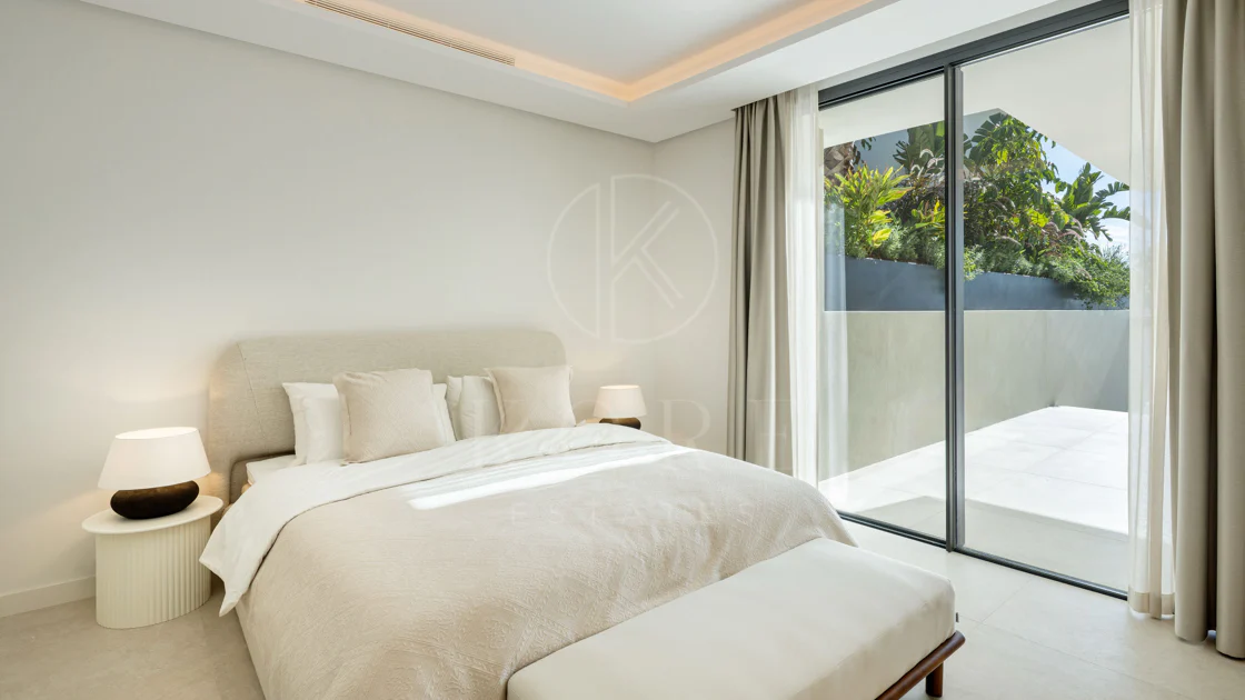 Turnkey Contemporary Villa with Sea Views in Marbella East
