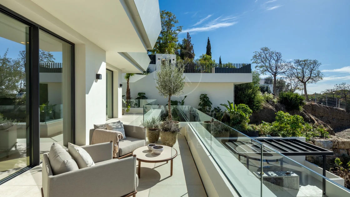 Turnkey Contemporary Villa with Sea Views in Marbella East