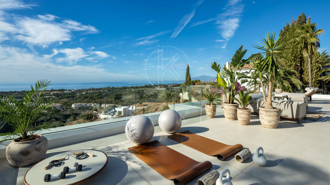 Turnkey Contemporary Villa with Sea Views in Marbella East