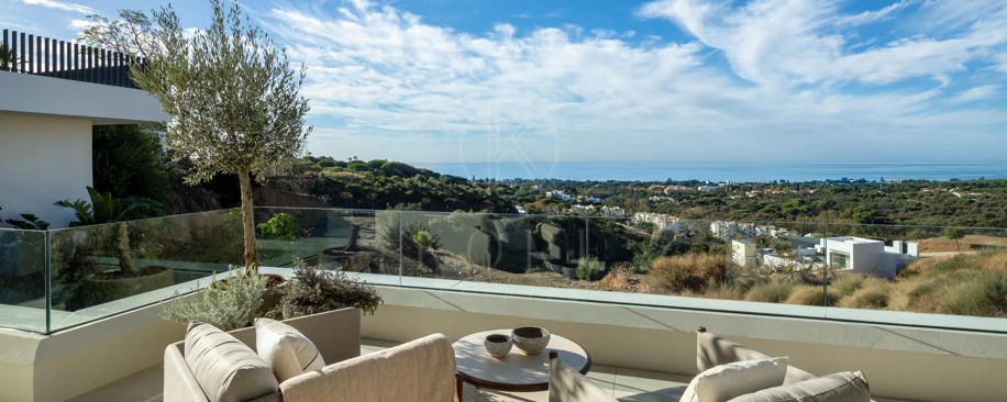 Turnkey Contemporary Villa with Sea Views in Marbella East
