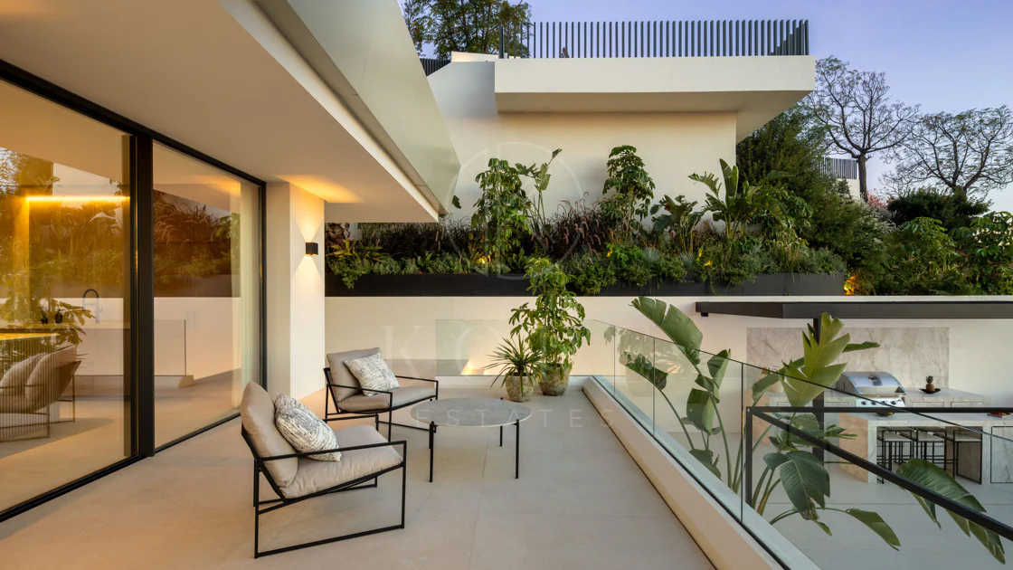 Turnkey Contemporary Villa with Sea Views in Marbella East