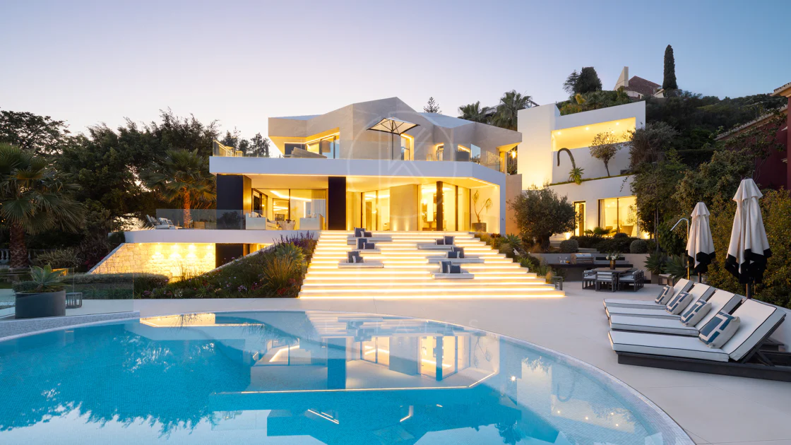 Villa contemporánea refinada con vistas panorámicas al mar en El Herrojo Alto