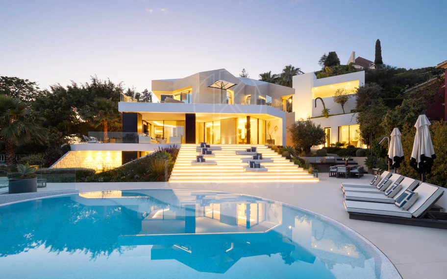 Villa contemporánea refinada con vistas panorámicas al mar en El Herrojo Alto