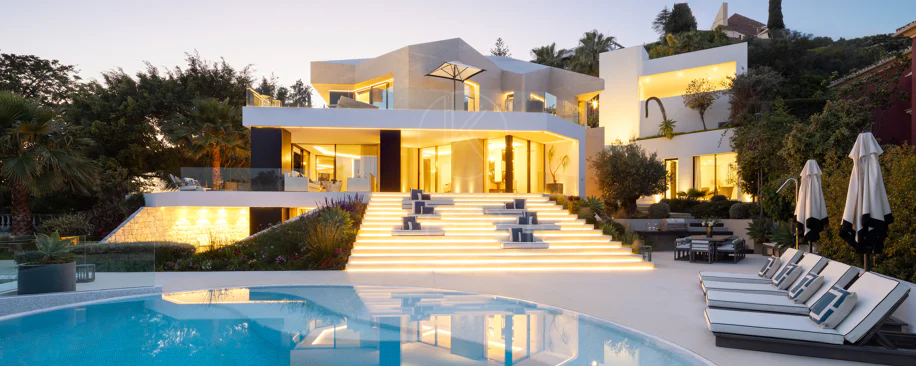 Villa contemporánea refinada con vistas panorámicas al mar en El Herrojo Alto