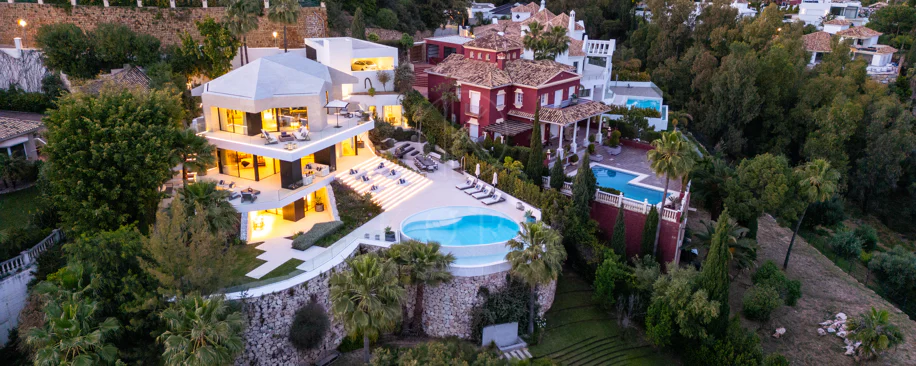 Villa contemporánea refinada con vistas panorámicas al mar en El Herrojo Alto