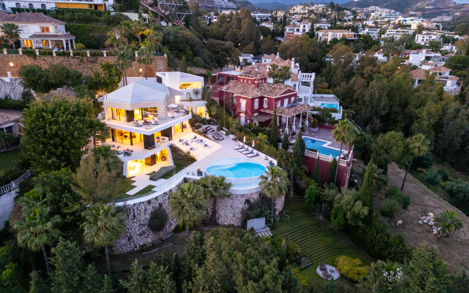 Villa contemporánea refinada con vistas panorámicas al mar en El Herrojo Alto