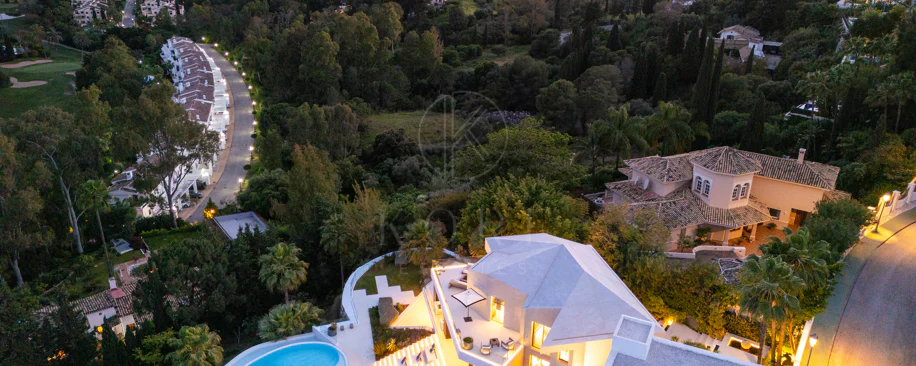 Villa contemporánea refinada con vistas panorámicas al mar en El Herrojo Alto