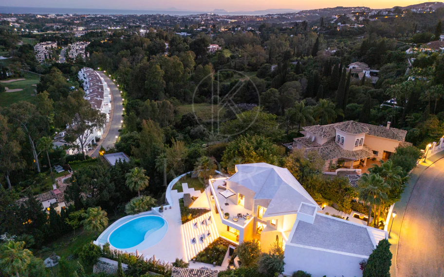 Villa contemporánea refinada con vistas panorámicas al mar en El Herrojo Alto