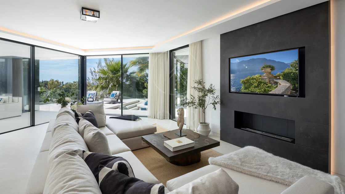 Villa contemporánea refinada con vistas panorámicas al mar en El Herrojo Alto