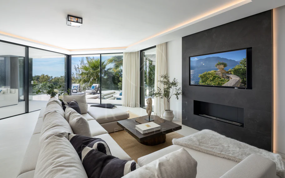 Villa contemporánea refinada con vistas panorámicas al mar en El Herrojo Alto