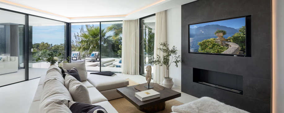 Villa contemporánea refinada con vistas panorámicas al mar en El Herrojo Alto