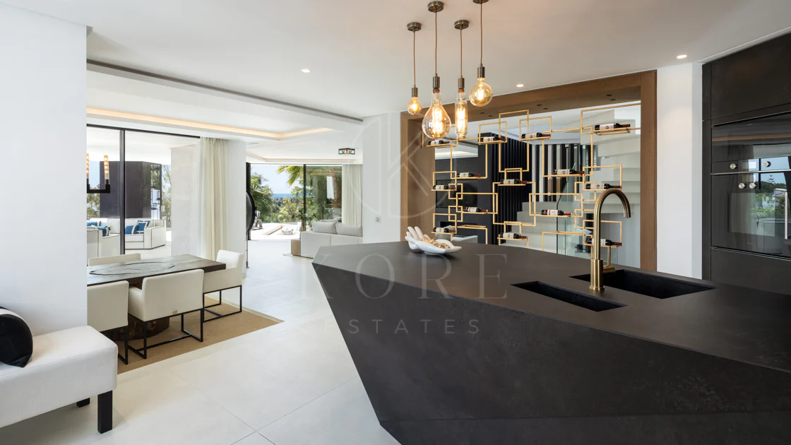 Villa contemporánea refinada con vistas panorámicas al mar en El Herrojo Alto