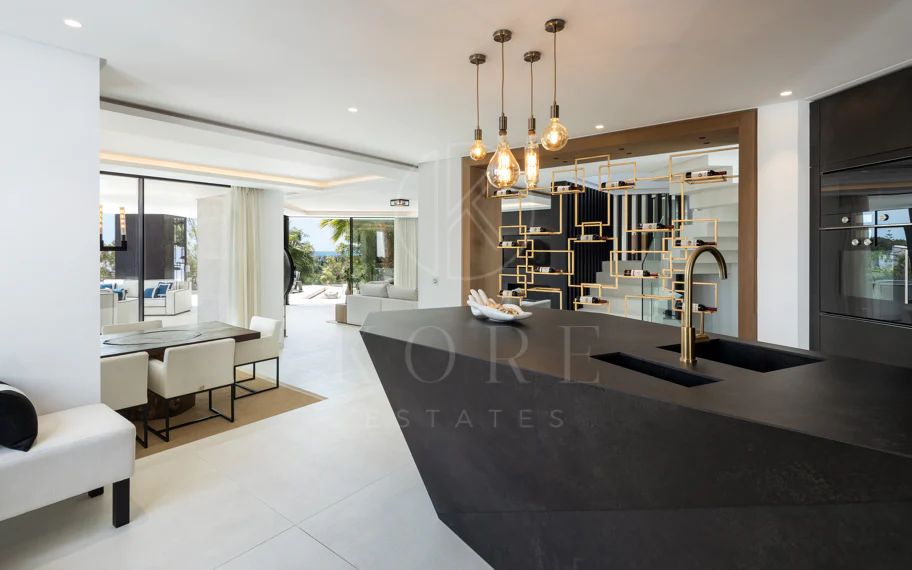 Villa contemporánea refinada con vistas panorámicas al mar en El Herrojo Alto