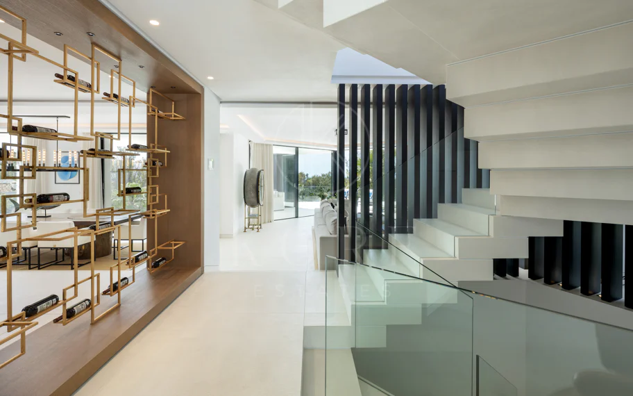 Villa contemporánea refinada con vistas panorámicas al mar en El Herrojo Alto