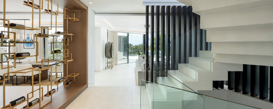 Villa contemporánea refinada con vistas panorámicas al mar en El Herrojo Alto