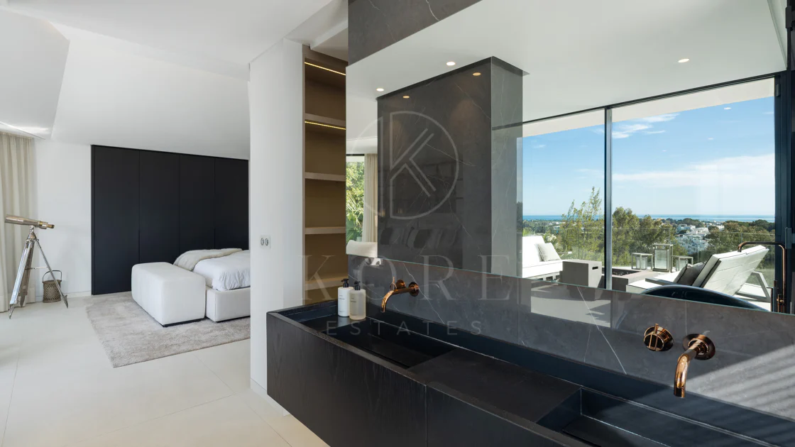 Villa contemporánea refinada con vistas panorámicas al mar en El Herrojo Alto