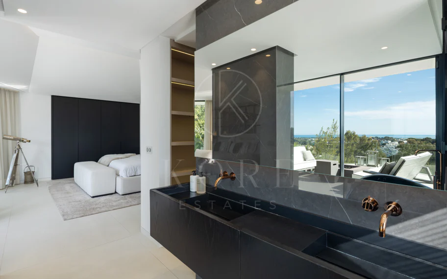 Villa contemporánea refinada con vistas panorámicas al mar en El Herrojo Alto
