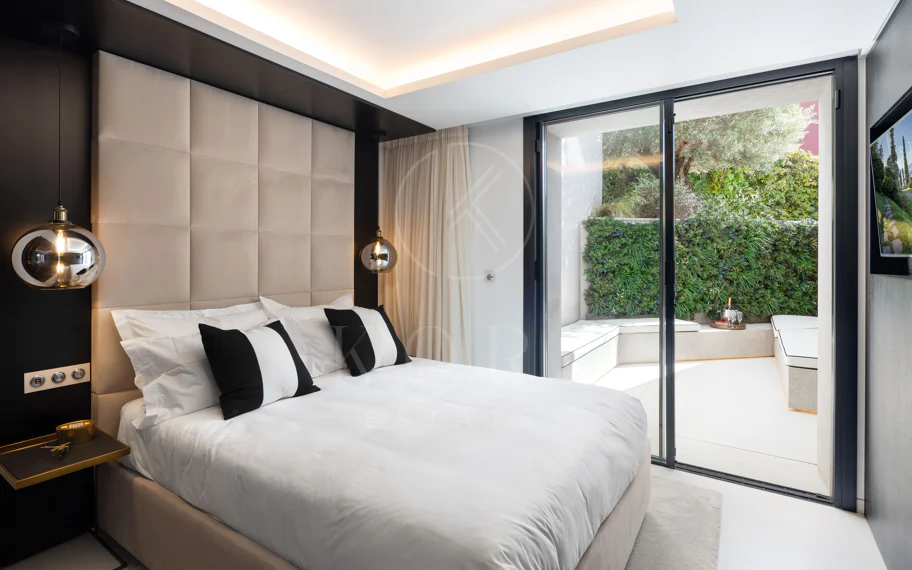 Villa contemporánea refinada con vistas panorámicas al mar en El Herrojo Alto