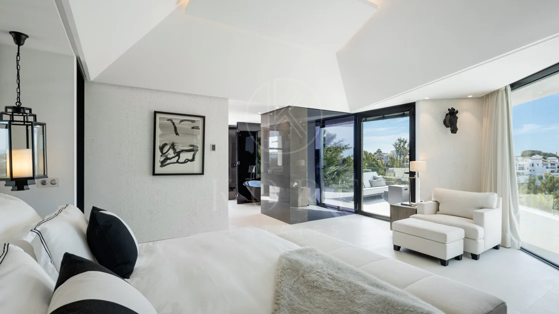 Villa contemporánea refinada con vistas panorámicas al mar en El Herrojo Alto